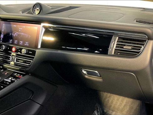 Certified 2026 Porsche Macan AWD/4WD image 22