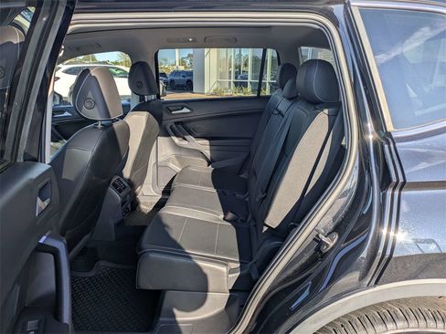Used 2021 Volkswagen Tiguan SE image 16