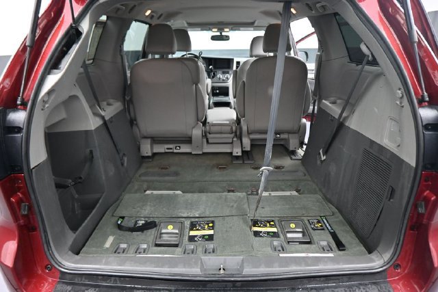 Used 2017 Toyota Sienna XLE w/ Outdoor Package FWD image 24