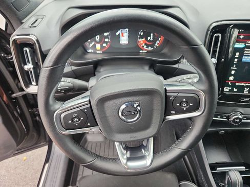 Certified 2022 Volvo XC40 T5 R-Design w/ Advanced Package AWD/4WD image 18