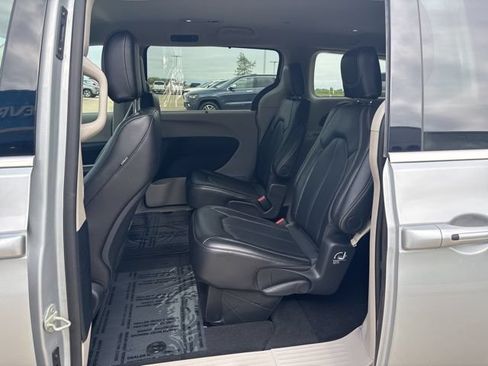 Used 2024 Chrysler Pacifica Touring-L FWD image 13