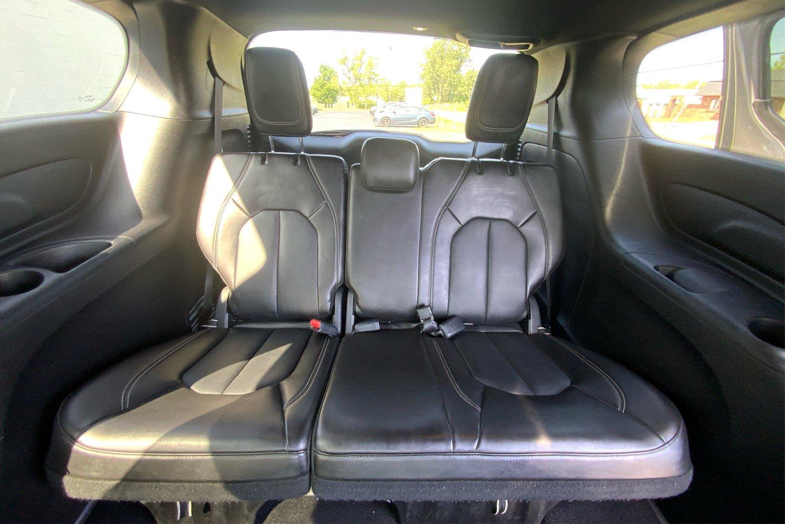 Used 2025 Chrysler Pacifica Select FWD image 37