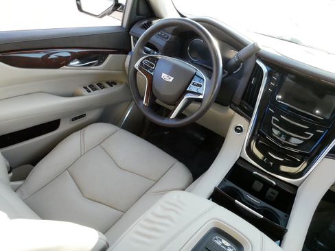 Used 2017 Cadillac Escalade Luxury image 9