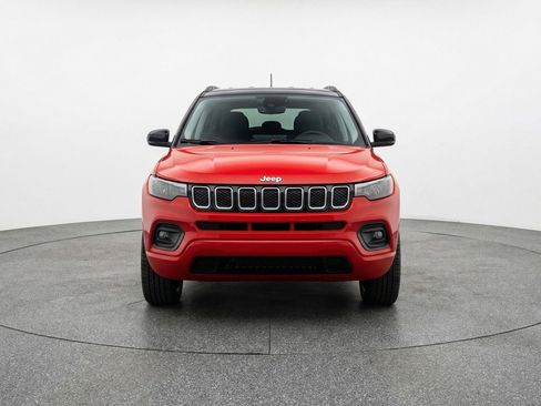 Used 2025 Jeep Compass Limited AWD/4WD image 2