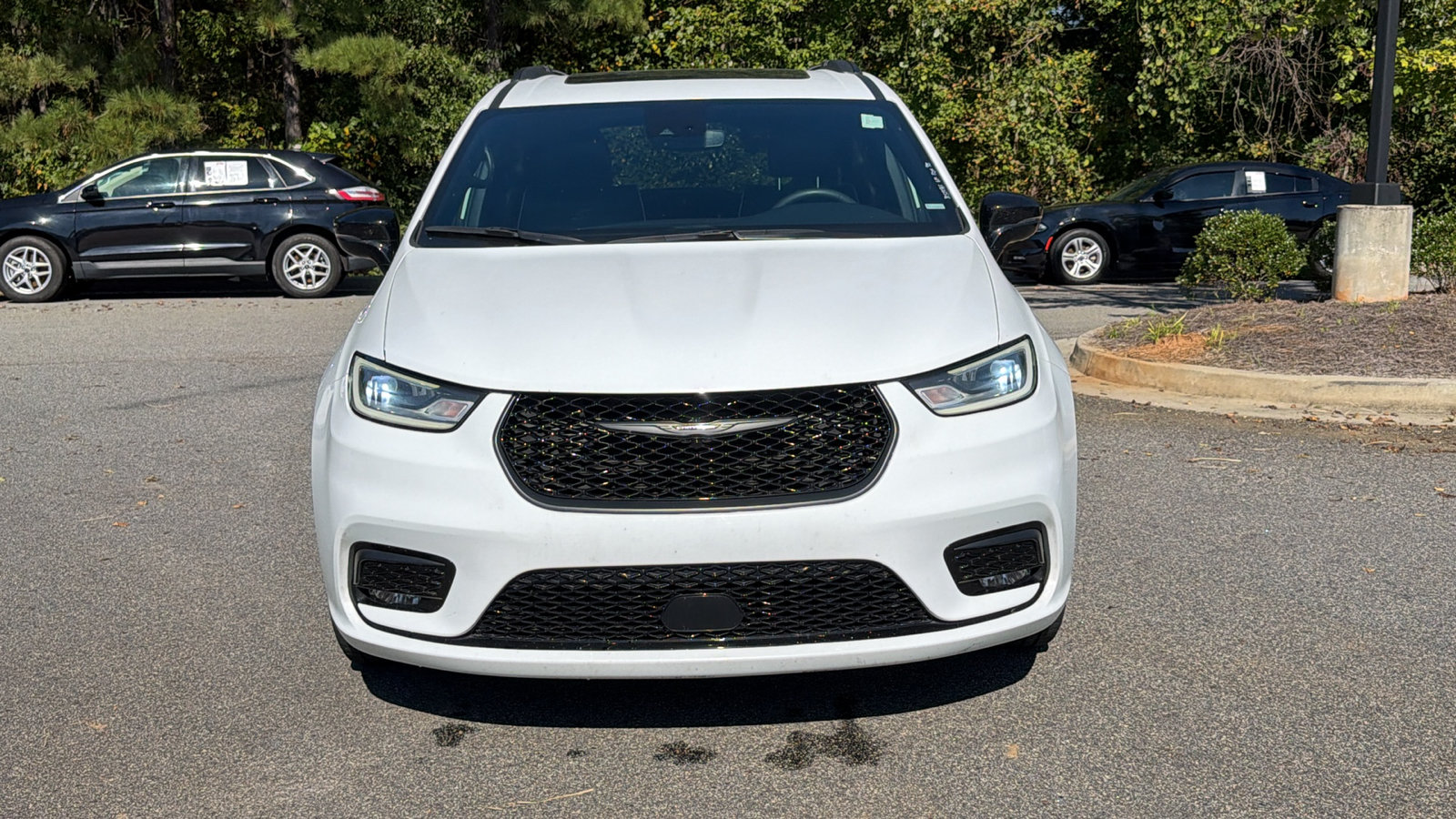Used 2025 Chrysler Pacifica Limited FWD image 3
