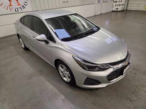 Used 2019 Chevrolet Cruze LT w/ Convenience Package image 11