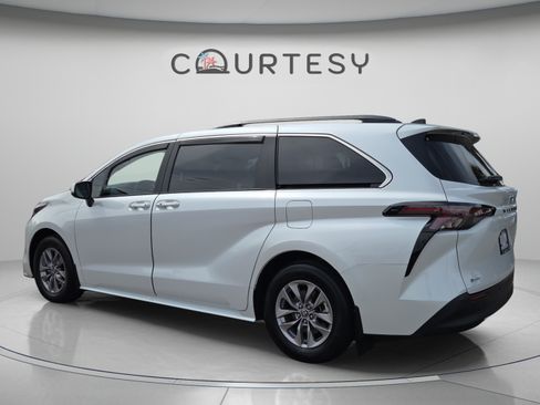 Used 2025 Toyota Sienna XLE FWD image 3