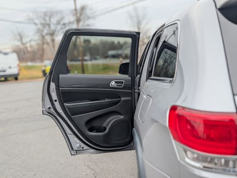 Used 2019 Jeep Grand Cherokee Laredo image 30