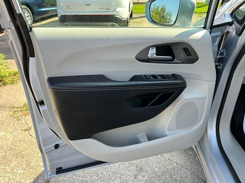 Certified 2022 Chrysler Pacifica Touring-L image 7