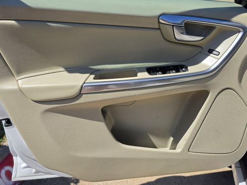 Used 2015 Volvo XC60 T5 Premier w/ Proximity Package image 28