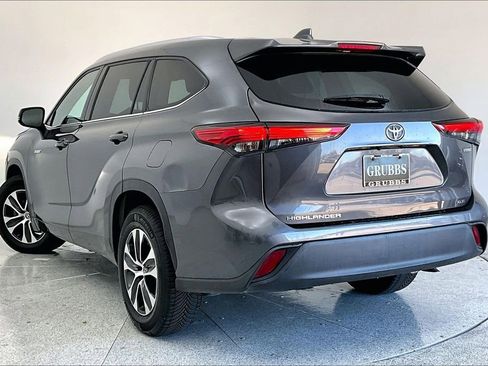 Used 2021 Toyota Highlander XLE image 17