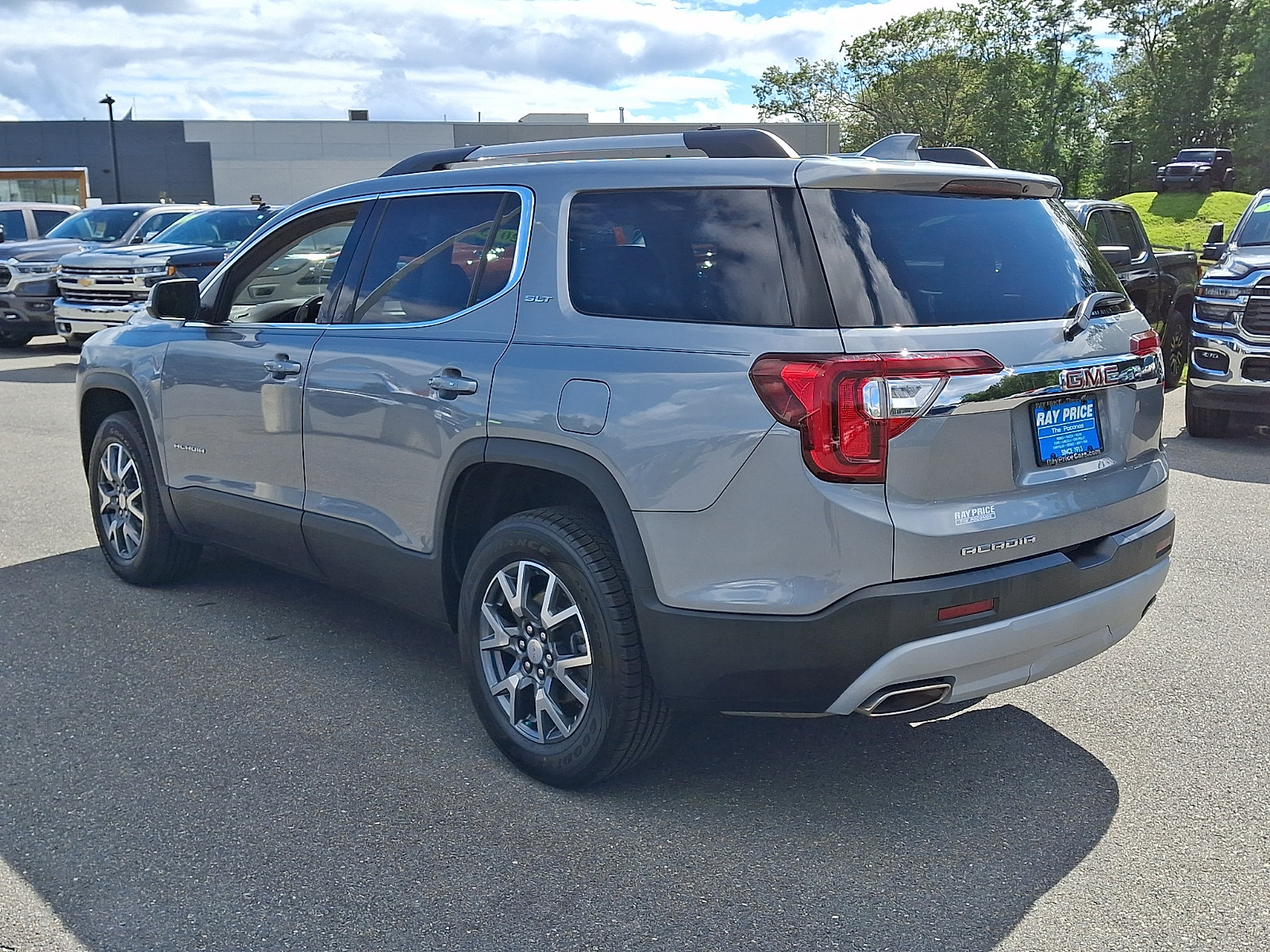 Certified 2023 GMC Acadia SLT w/ Preferred Package FWD image 4