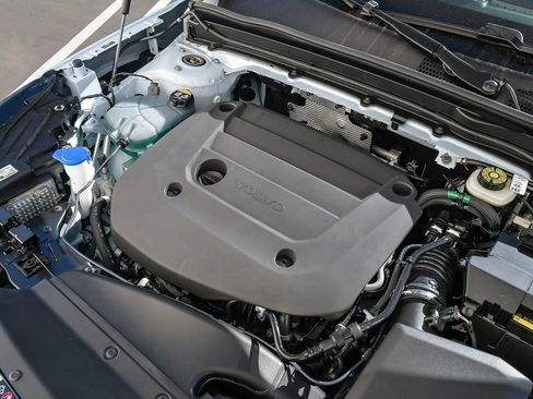 Certified 2025 Volvo XC40 B5 Ultra w/ Climate Package image 29