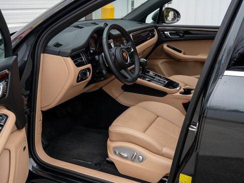 Certified 2025 Porsche Macan image 4