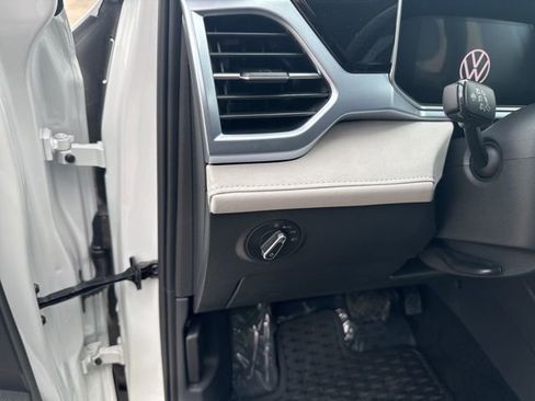 New 2025 Volkswagen Taos SE image 35