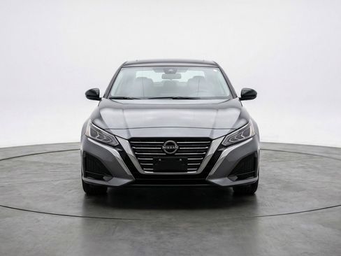 Used 2025 Nissan Altima 2.5 SV FWD image 2