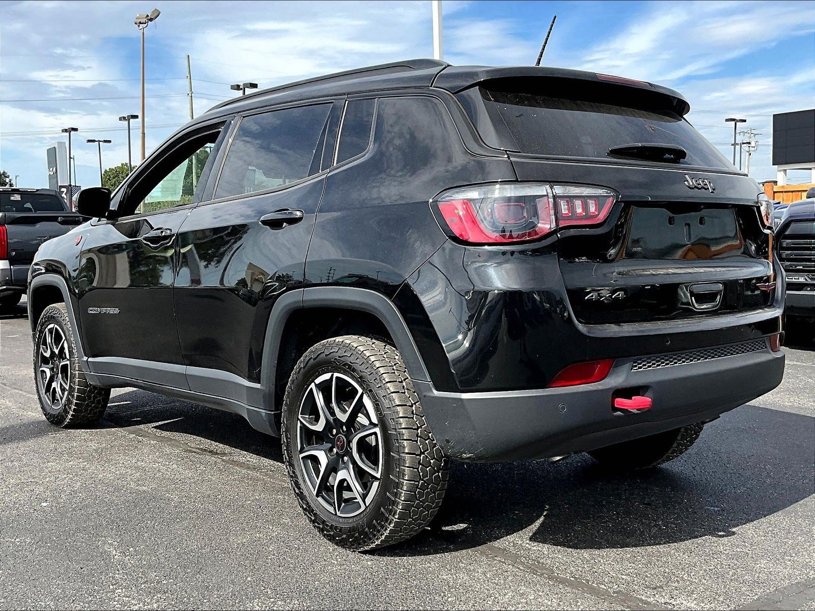 Used 2025 Jeep Compass Trailhawk AWD/4WD image 4