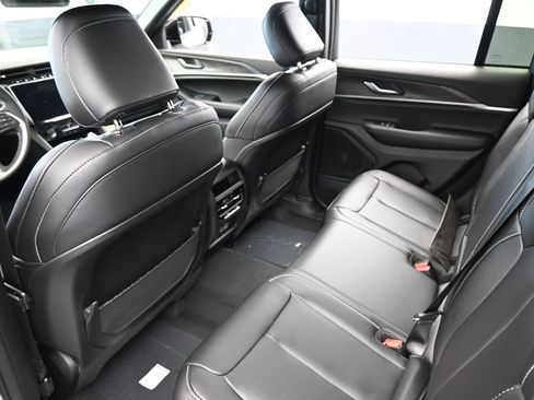 Used 2025 Jeep Grand Cherokee Limited image 29