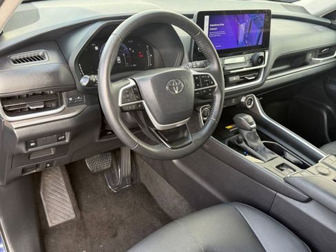 Used 2025 Toyota Grand Highlander XLE image 4