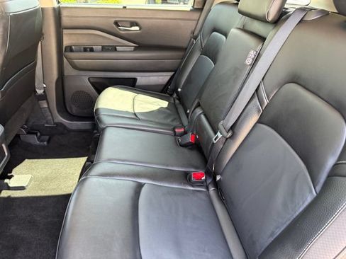 Used 2025 Nissan Pathfinder SL FWD image 31