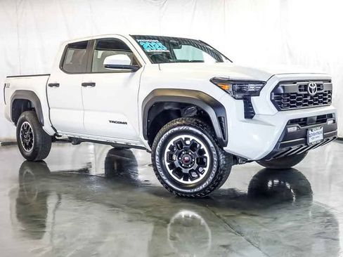 Used 2025 Toyota Tacoma TRD Off-Road AWD/4WD image 2
