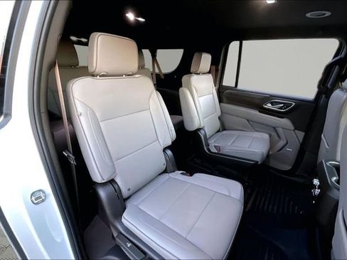 Used 2024 GMC Yukon XL SLT w/ SLT Luxury Package image 17