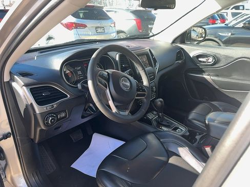 Used 2020 Jeep Cherokee Latitude Plus image 22