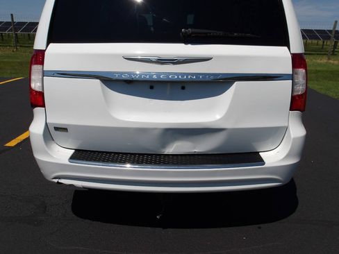 Used 2015 Chrysler Town & Country Touring FWD image 38