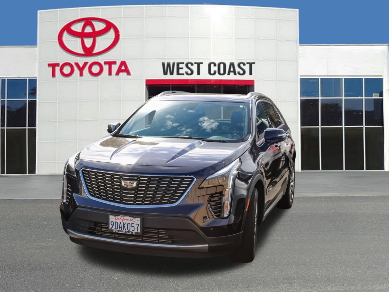 Used 2023 Cadillac XT4 Premium Luxury FWD image 1