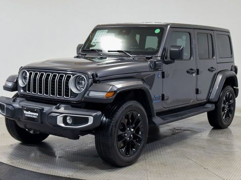 Used 2025 Jeep Wrangler Unlimited Sahara AWD/4WD image 5