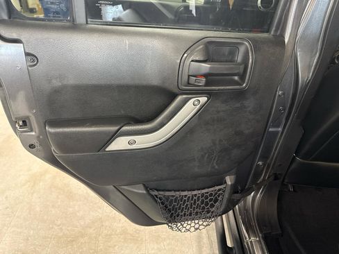 Used 2017 Jeep Wrangler Unlimited Rubicon image 32