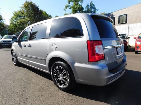 Used 2014 Chrysler Town & Country S image 3