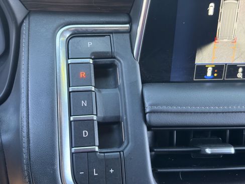 Used 2022 Chevrolet Tahoe Z71 w/ Luxury Package AWD/4WD image 27
