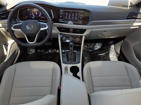 Certified 2024 Volkswagen Jetta SE w/ Panoramic Sunroof Package image 24