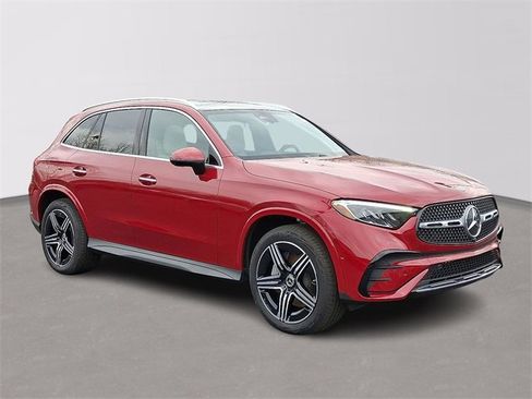 Used 2025 Mercedes-Benz GLC 300 4MATIC image 3