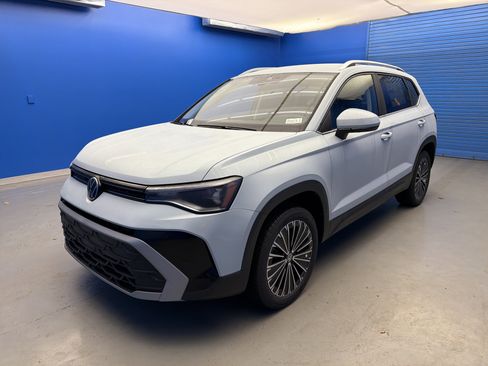 New 2026 Volkswagen Taos SE image 4