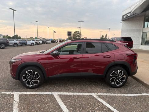 Used 2024 Chevrolet Trax RS w/ Driver Confidence Package FWD image 4