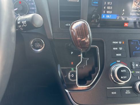 Used 2015 Toyota Sienna Limited Premium image 5