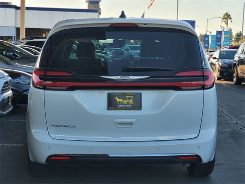 Certified 2025 Chrysler Pacifica Select image 5