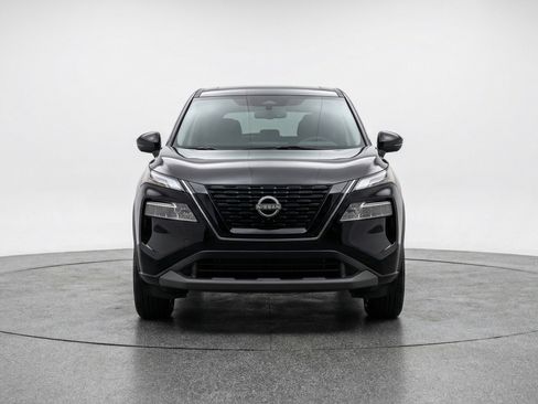 Used 2025 Nissan Rogue SV image 2