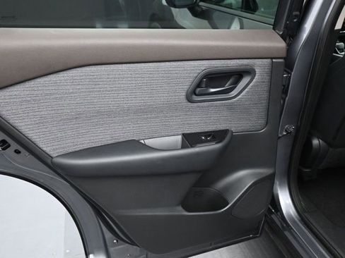 Used 2023 Nissan Rogue S image 14