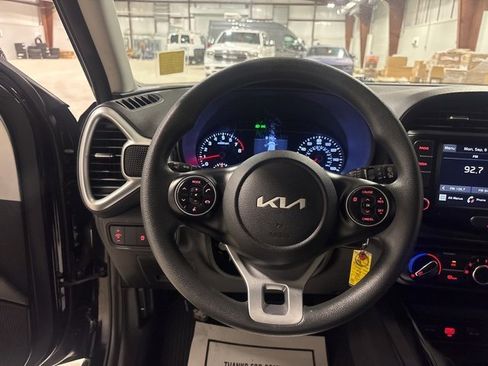 Used 2022 Kia Soul LX image 19