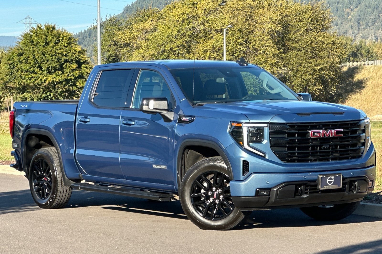 Used 2025 GMC Sierra 1500 Elevation w/ Elevation Premium Package AWD/4WD image 1