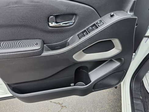 Used 2024 Nissan Frontier SV w/ SV Convenience Package image 21