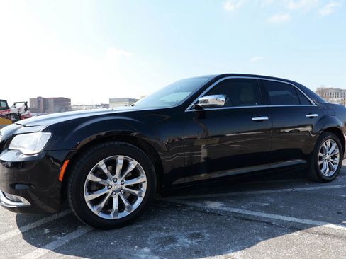 Used 2018 Chrysler 300 Limited image 4