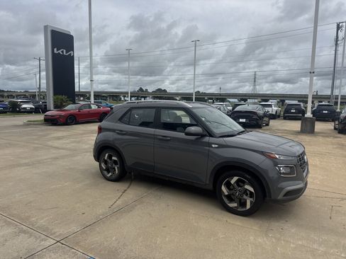 Used 2023 Hyundai Venue SEL FWD image 12