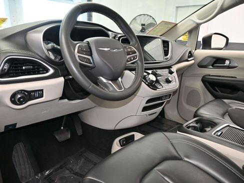 Used 2023 Chrysler Pacifica Touring-L image 13
