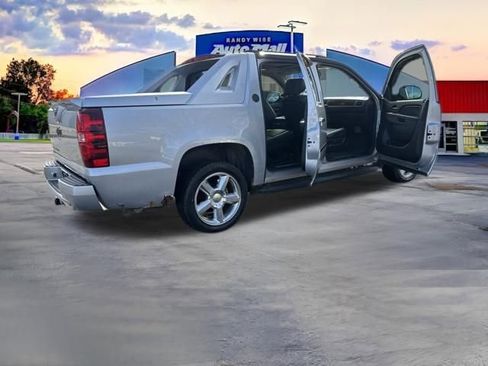 Used 2013 Chevrolet Avalanche LTZ image 32