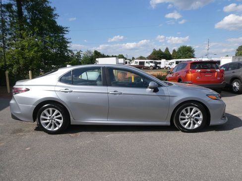 Used 2022 Toyota Camry LE image 4