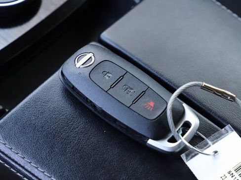 Used 2023 Nissan Rogue S image 32